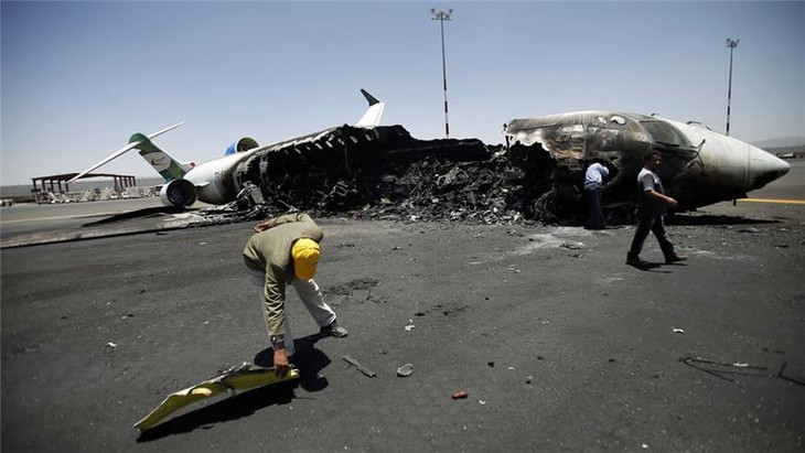 Arab coalition bombed Yemen international airport  - ảnh 1